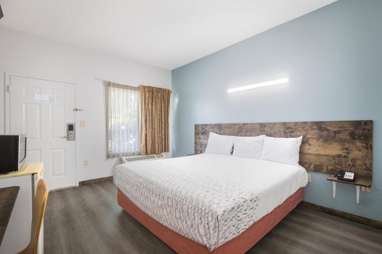 Americas Best Value Inn Stockbridge Room photo