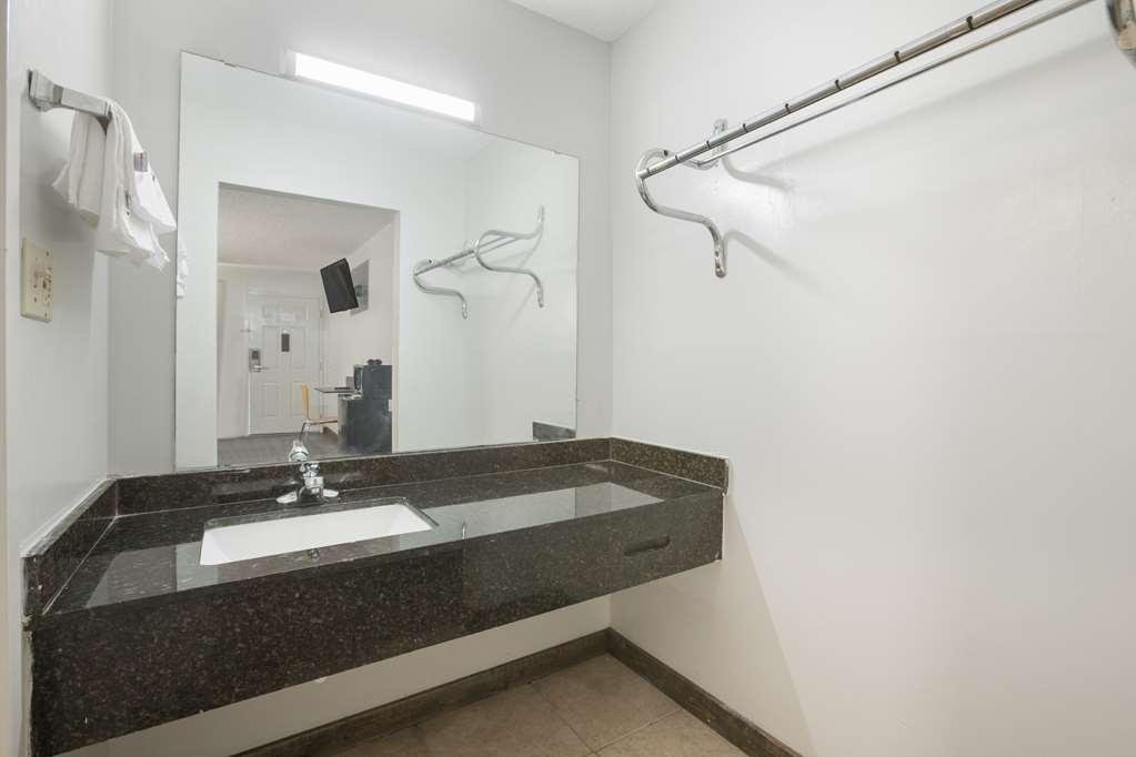 Americas Best Value Inn Stockbridge Room photo