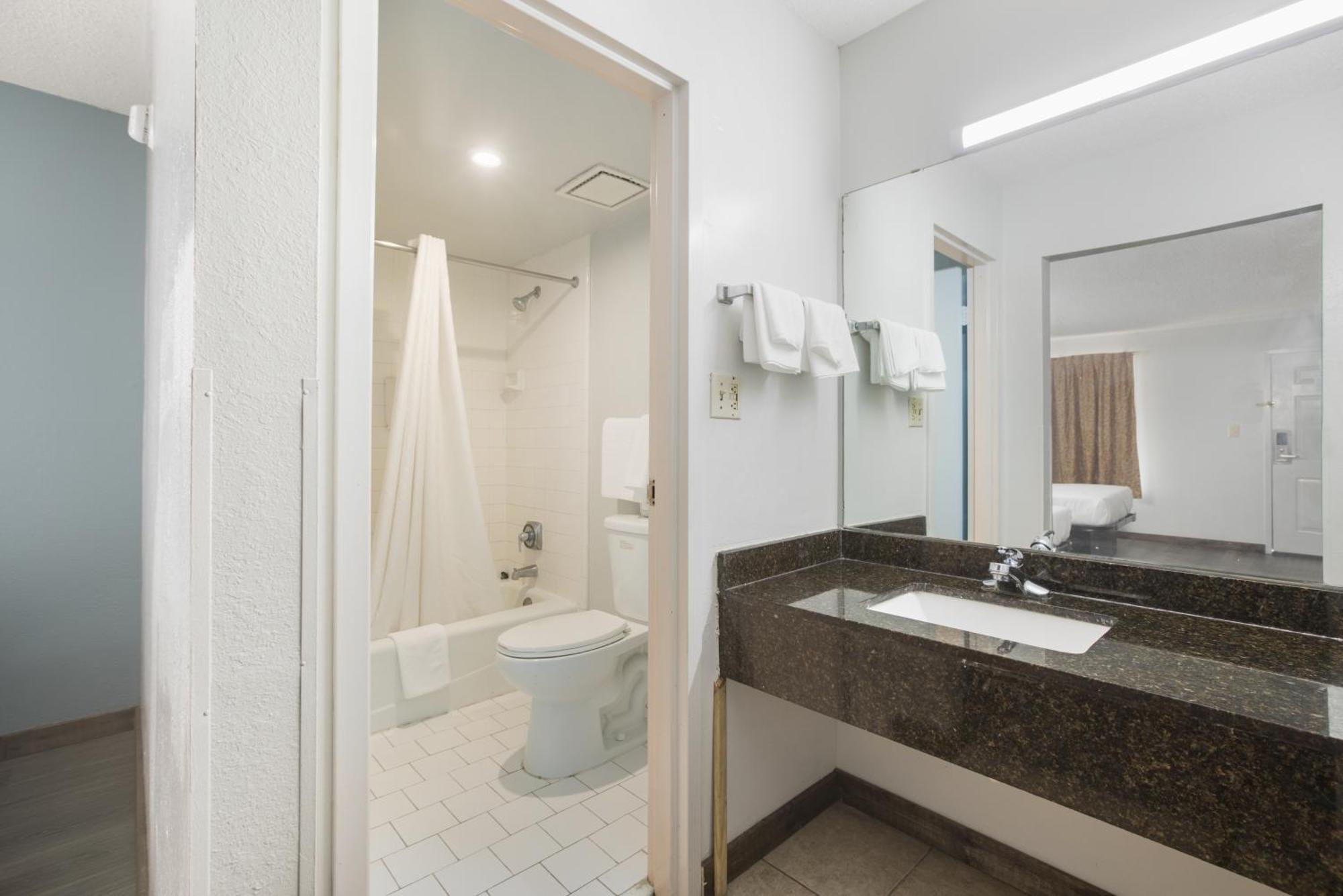 Americas Best Value Inn Stockbridge Room photo