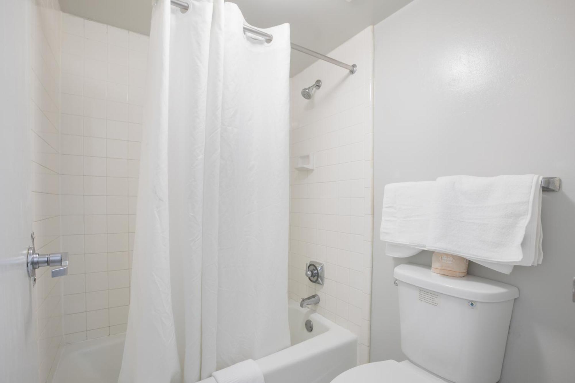 Americas Best Value Inn Stockbridge Room photo