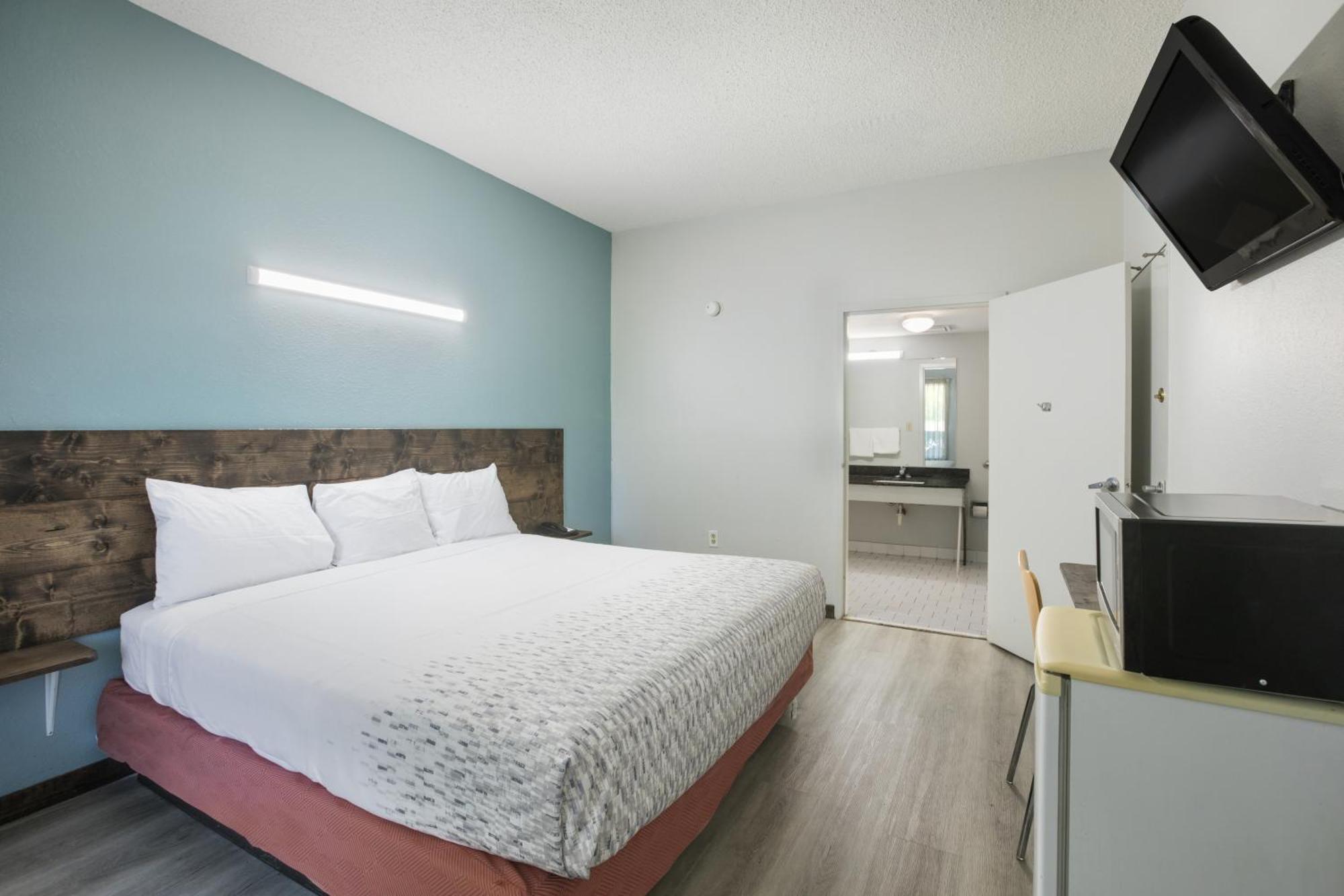 Americas Best Value Inn Stockbridge Room photo