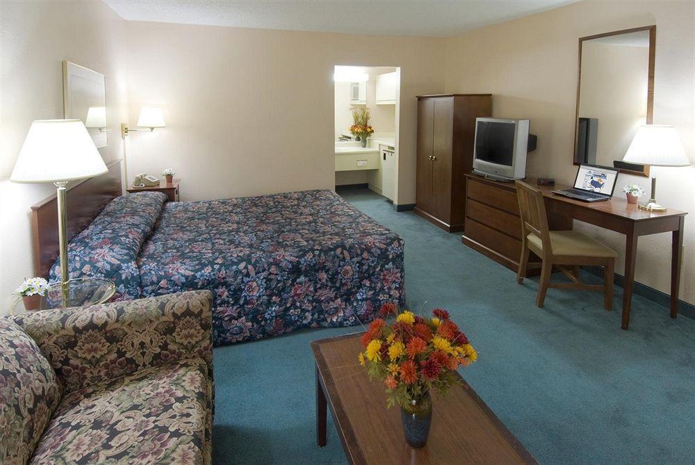 Americas Best Value Inn Stockbridge Room photo